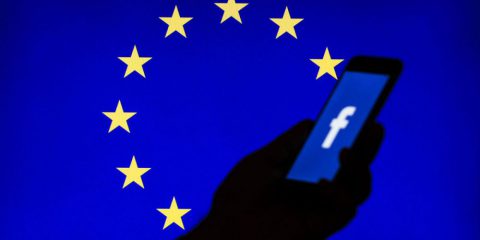 Privacy, Schrems vince contro facebook