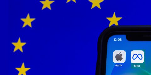 DMA, l’UE multa Apple e Meta ma con mano leggera: i dazi di Trump mettono paura