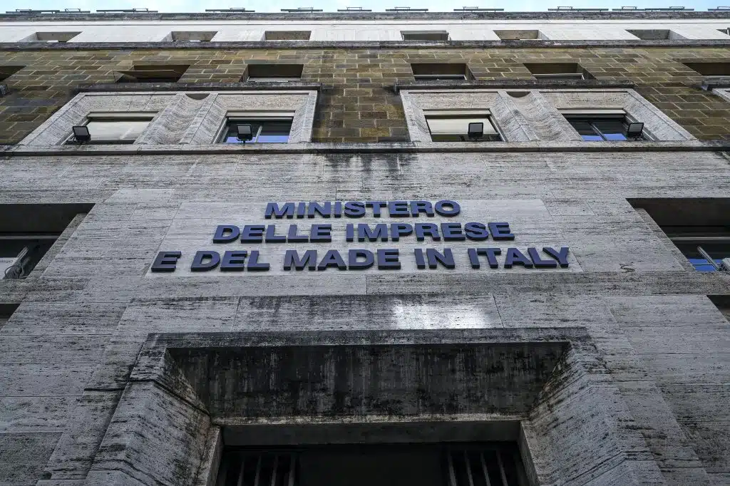 Industry Tlc, oggi confronto al Mimit: sul tavolo aiuti per 630 milioni per voucher PMI e take up fibra. Stop ai contratti pirata